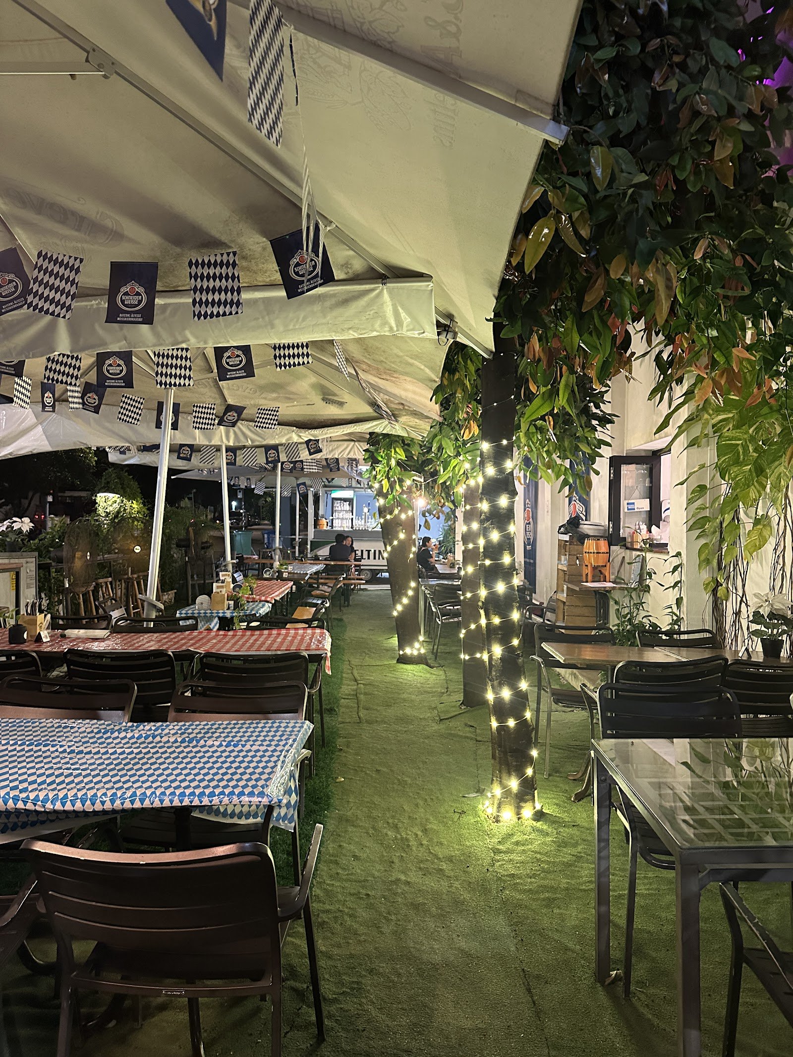 BB&B - Bread, Beer & Brez'n (Killiney Road) - Biergarten & Restaurant photo 5