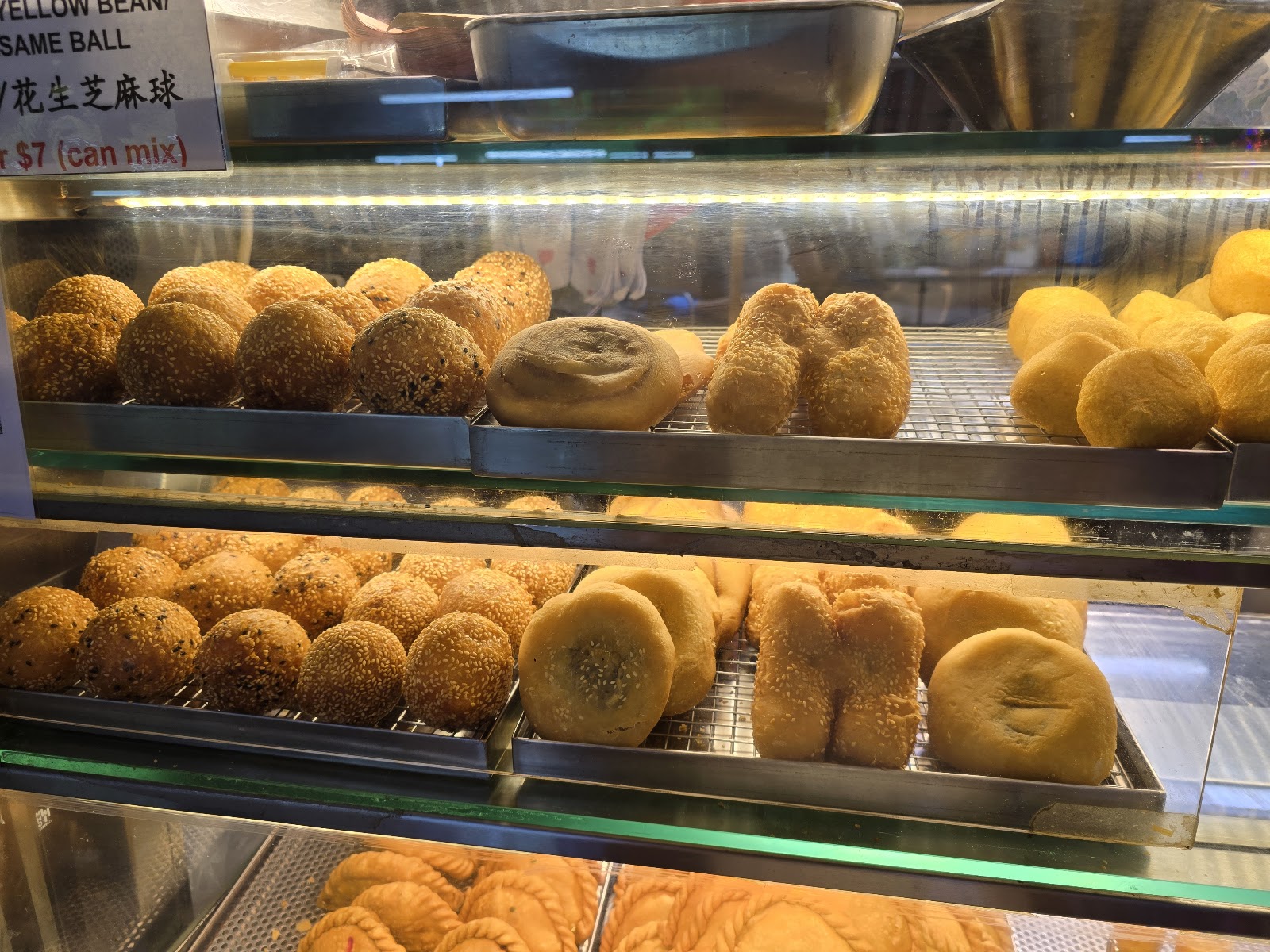 潮兴 Mee Siam and curry puffs