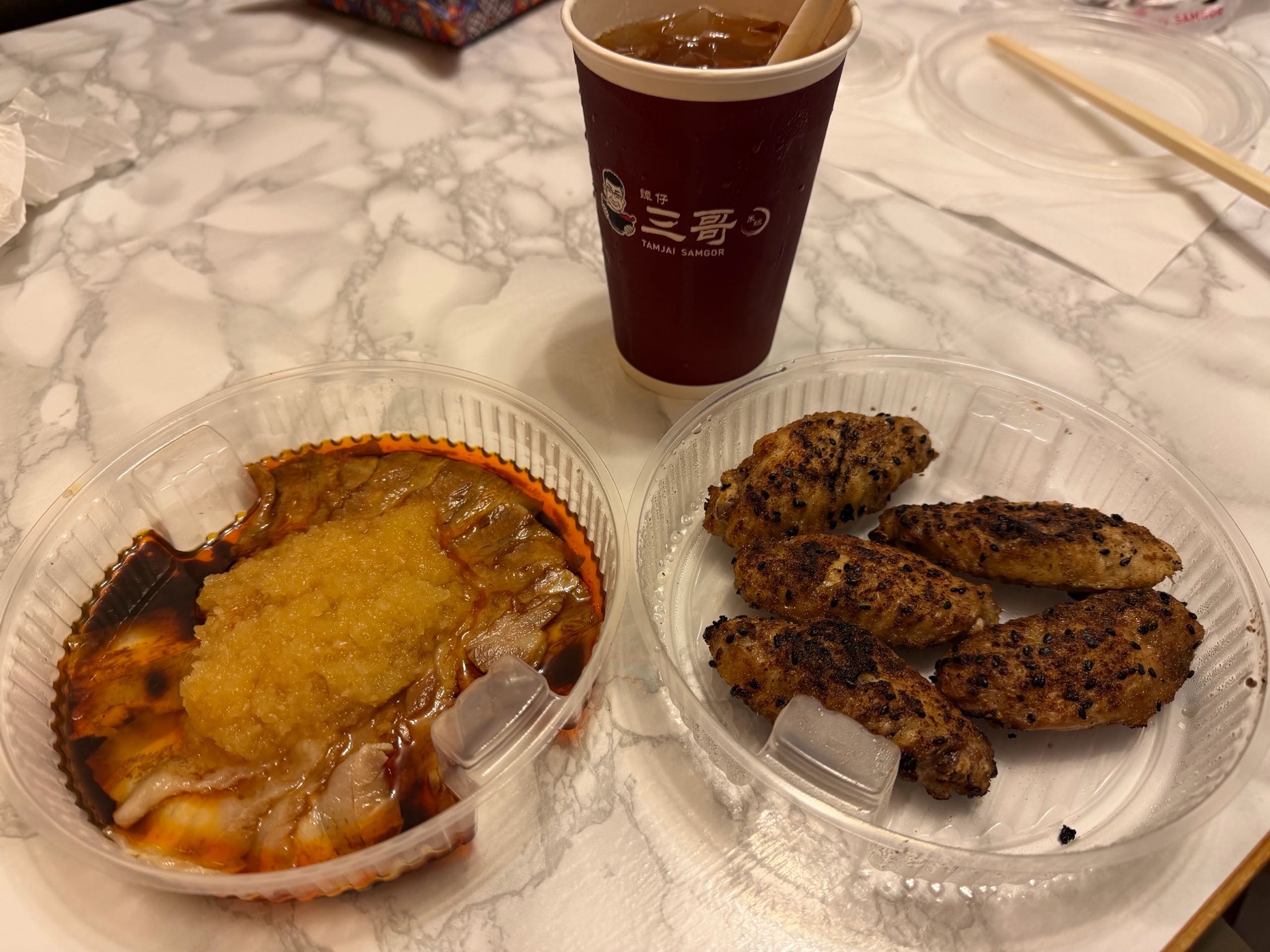 土匪雞翼，蒜泥白肉，凍檸茶少甜
