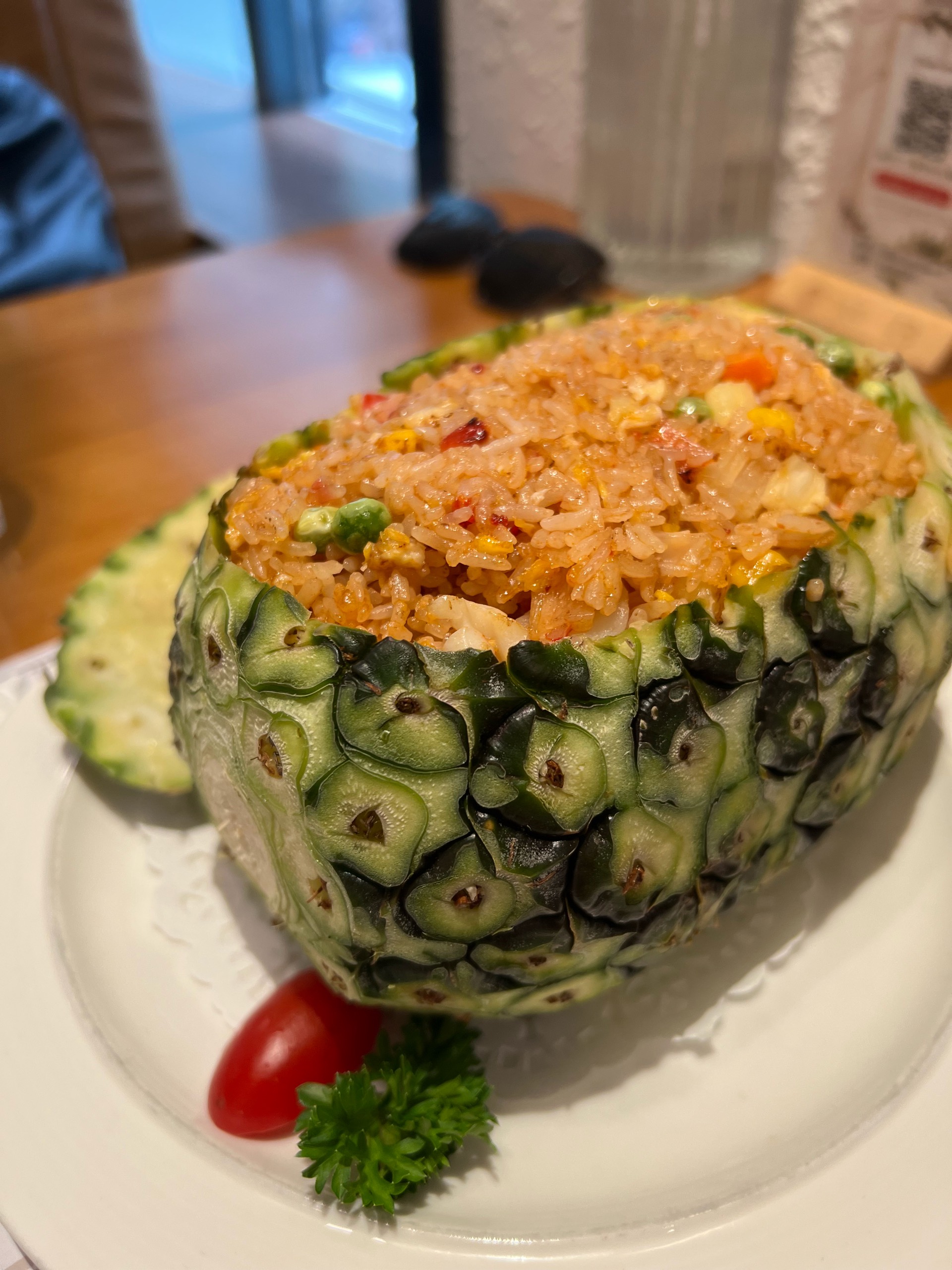 裝係菠蘿裏邊嘅菠蘿炒飯，真係童年回憶